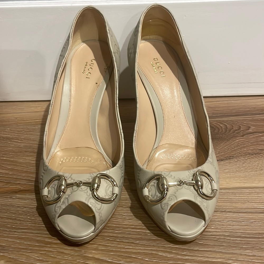 Gucci women’s shoe size 8.5 light beige/cream peep toe pump w/horsebit buckle.